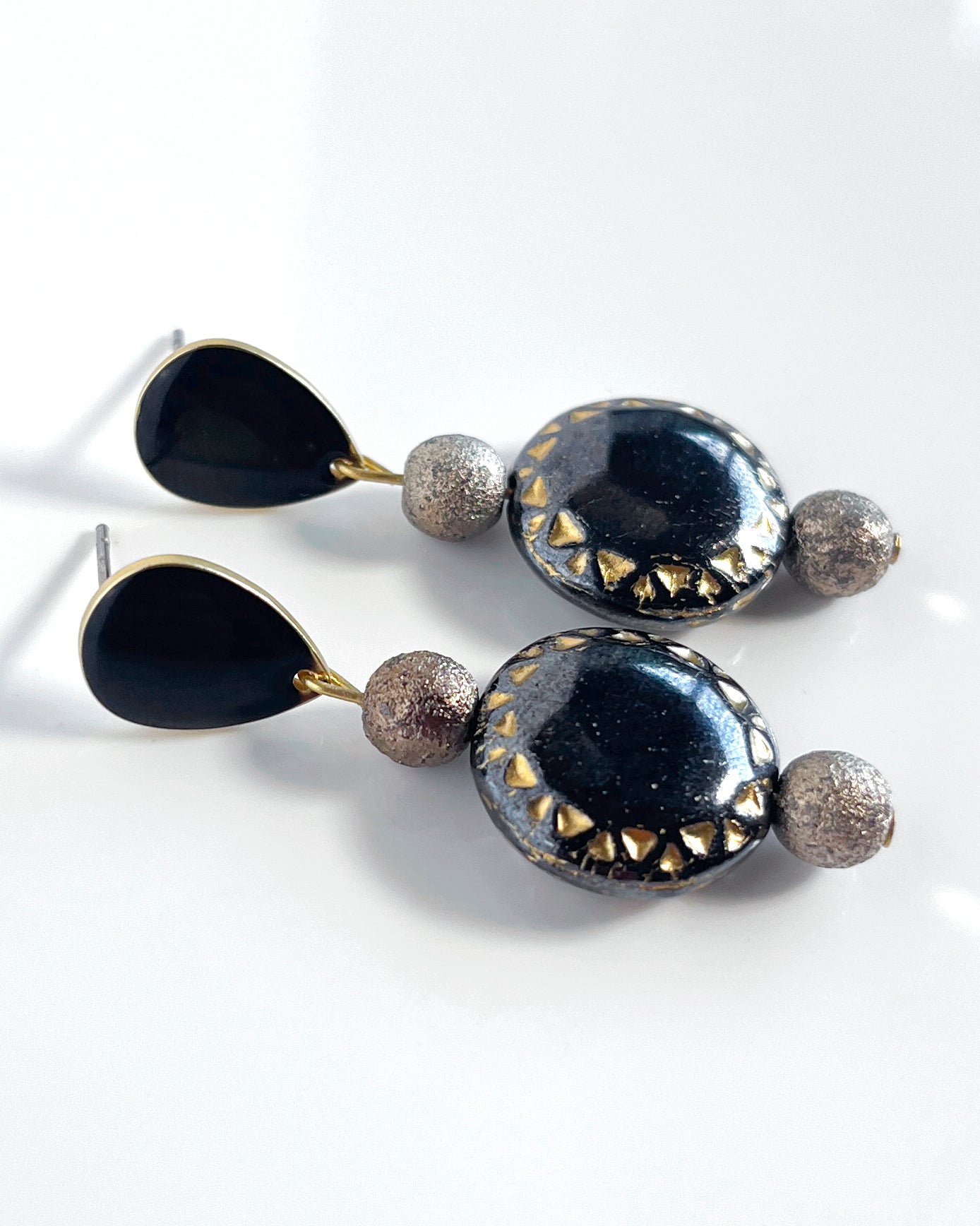 Short Bavaria earrings from the CALA EMPERATRIZ collection