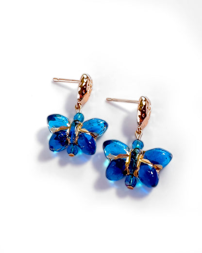 Pendientes Papillon Blue con mariposas de cristal de Bohemia azul y cierre dorado 