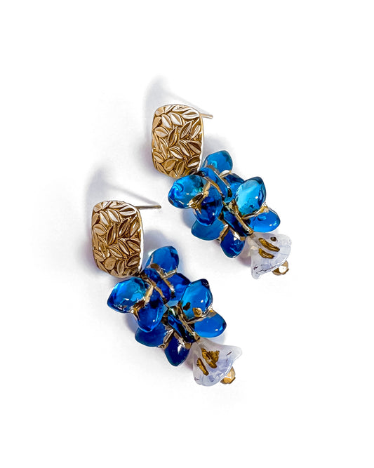 Pendientes Papillon Blue Duo con mariposas de cristal de Bohemia azul y cierre dorado con hojas labradas