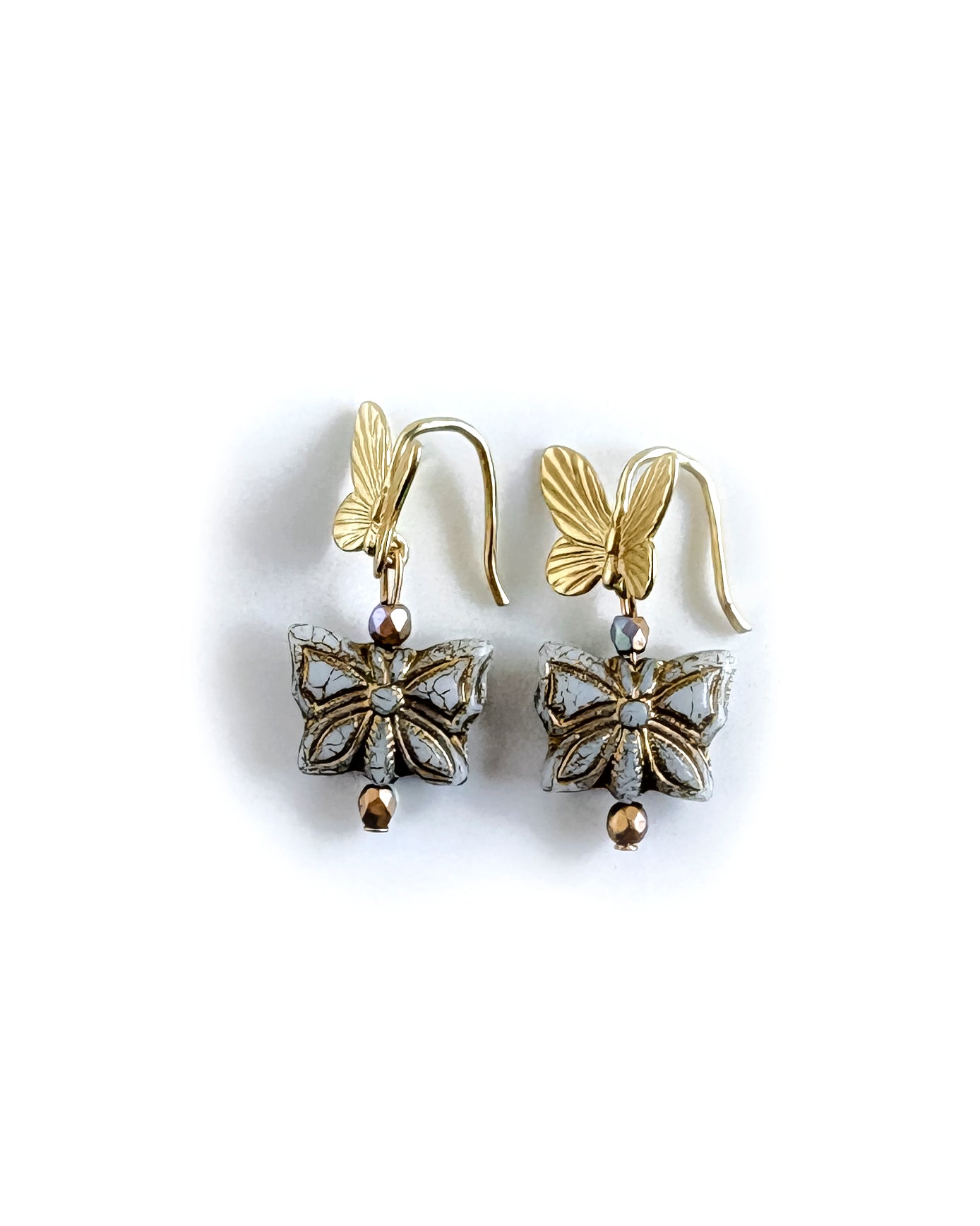 Pendientes Papillon Blanc con mariposas de cristal blanco nácar y detalles dorados
