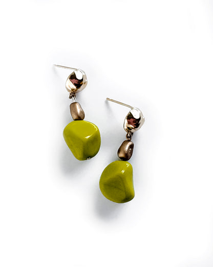Pendientes Pistacho artesanales con cristal verde pistacho y acabado dorado