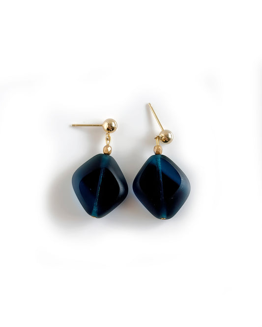 Pendientes Piedras Azul Noche con cristales semitransparentes azul profundo y detalles dorados