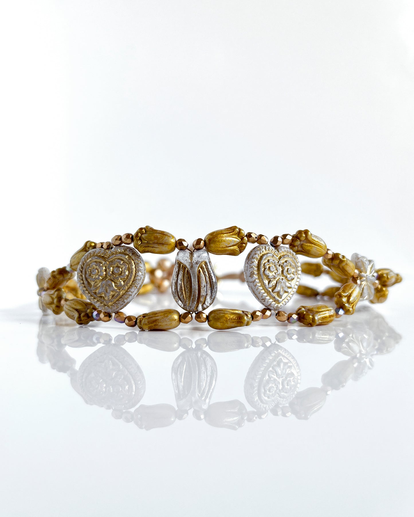 Versailles tulip choker from the CALA EMPERATRIZ collection