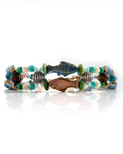 Choker boho con peces azul y beige y cristales turquesa