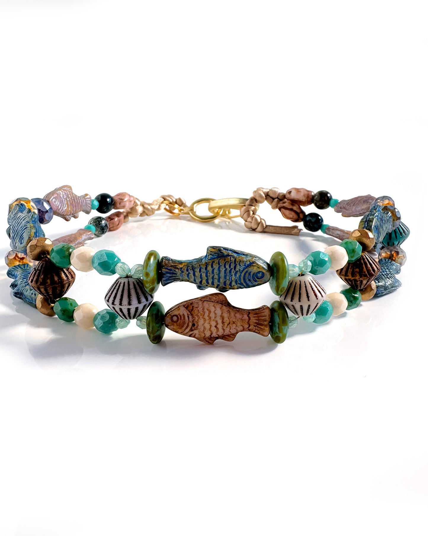 Choker boho con peces azul y beige y cristales turquesa