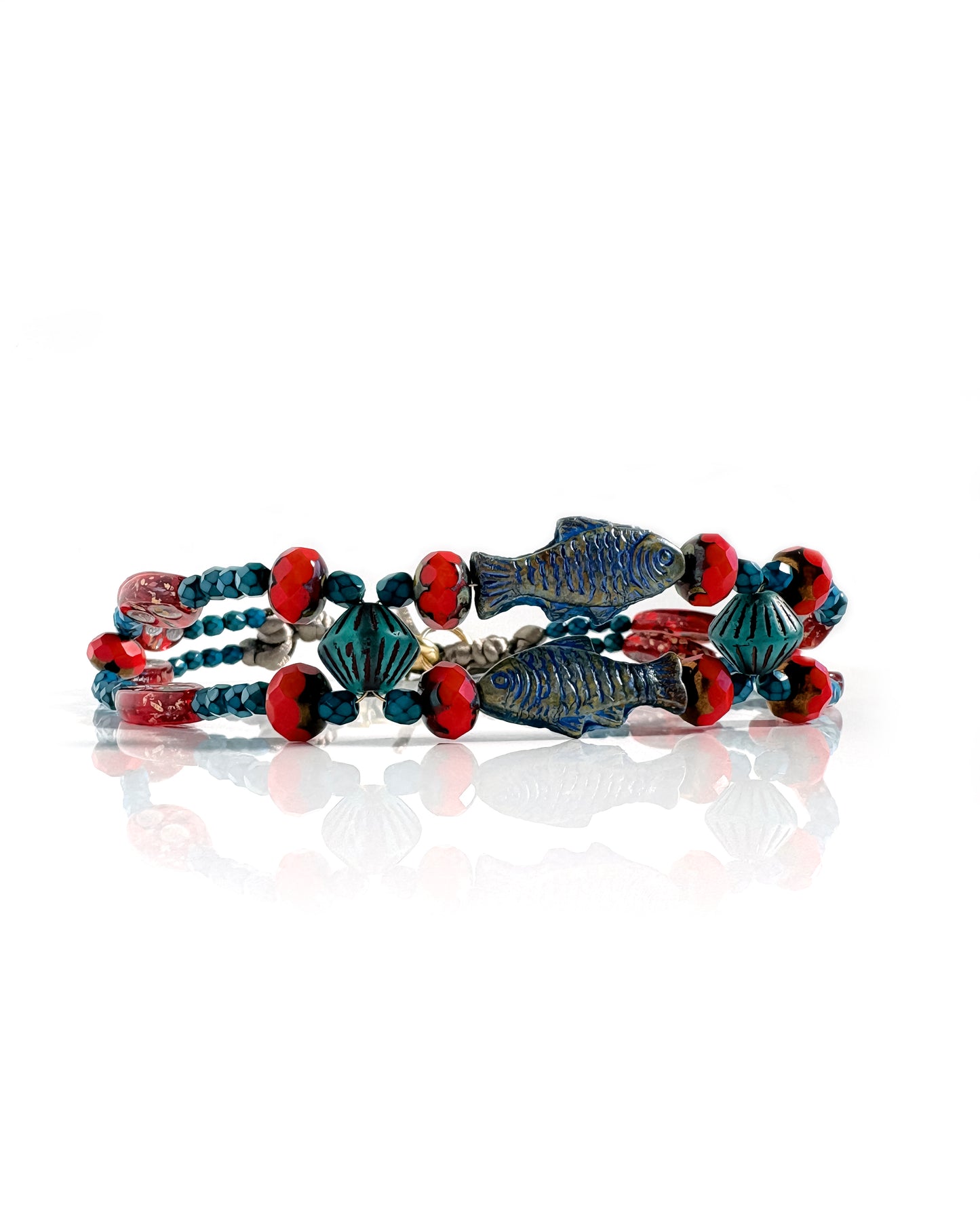 Choker boho con peces azules y cristales rojos