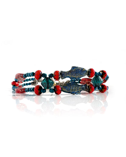 Choker boho con peces azules y cristales rojos