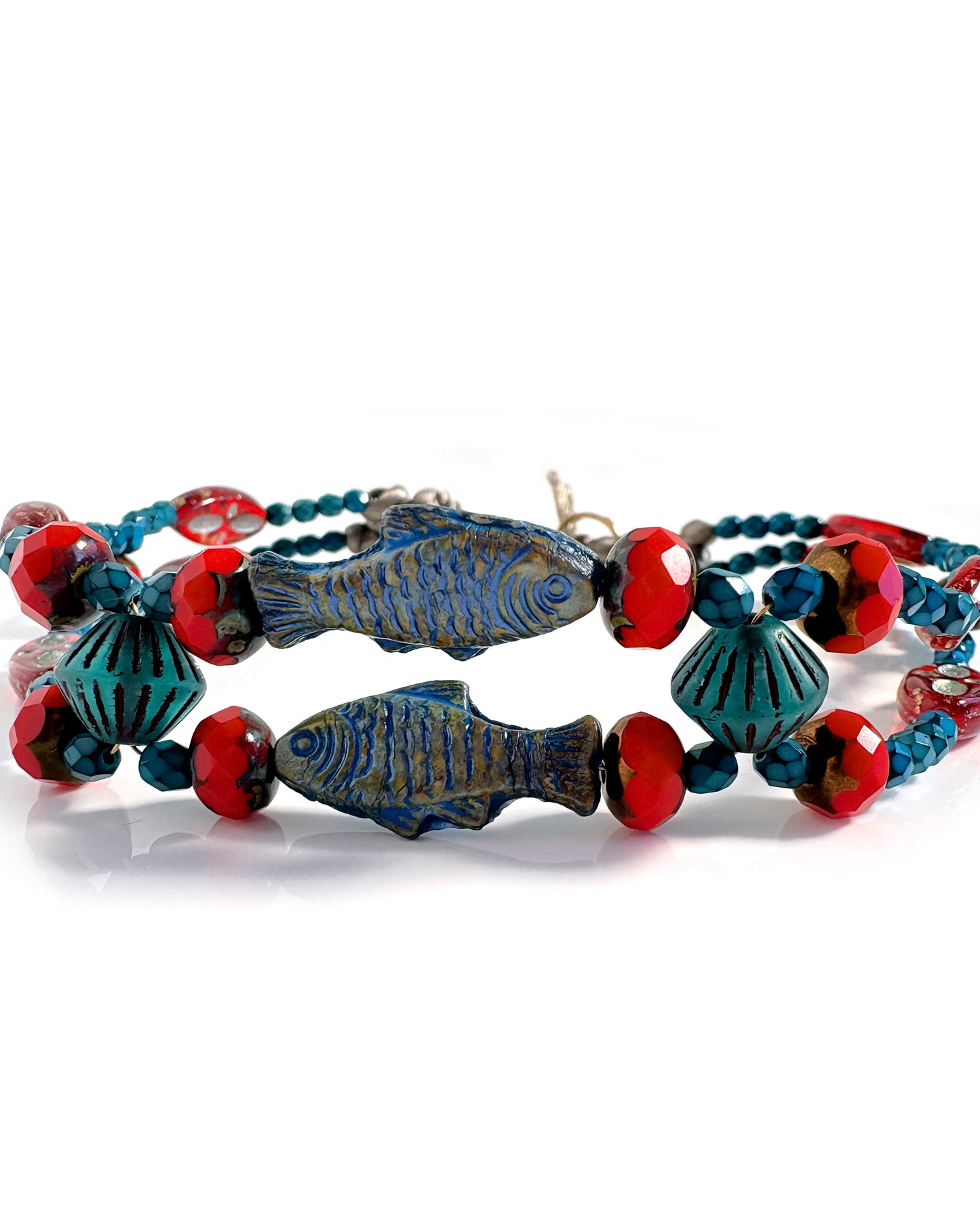 Choker boho con peces azules y cristales rojos