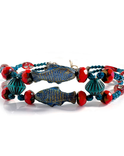 Choker boho con peces azules y cristales rojos