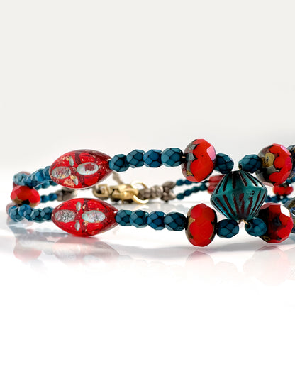 Choker boho con peces azules y cristales rojos