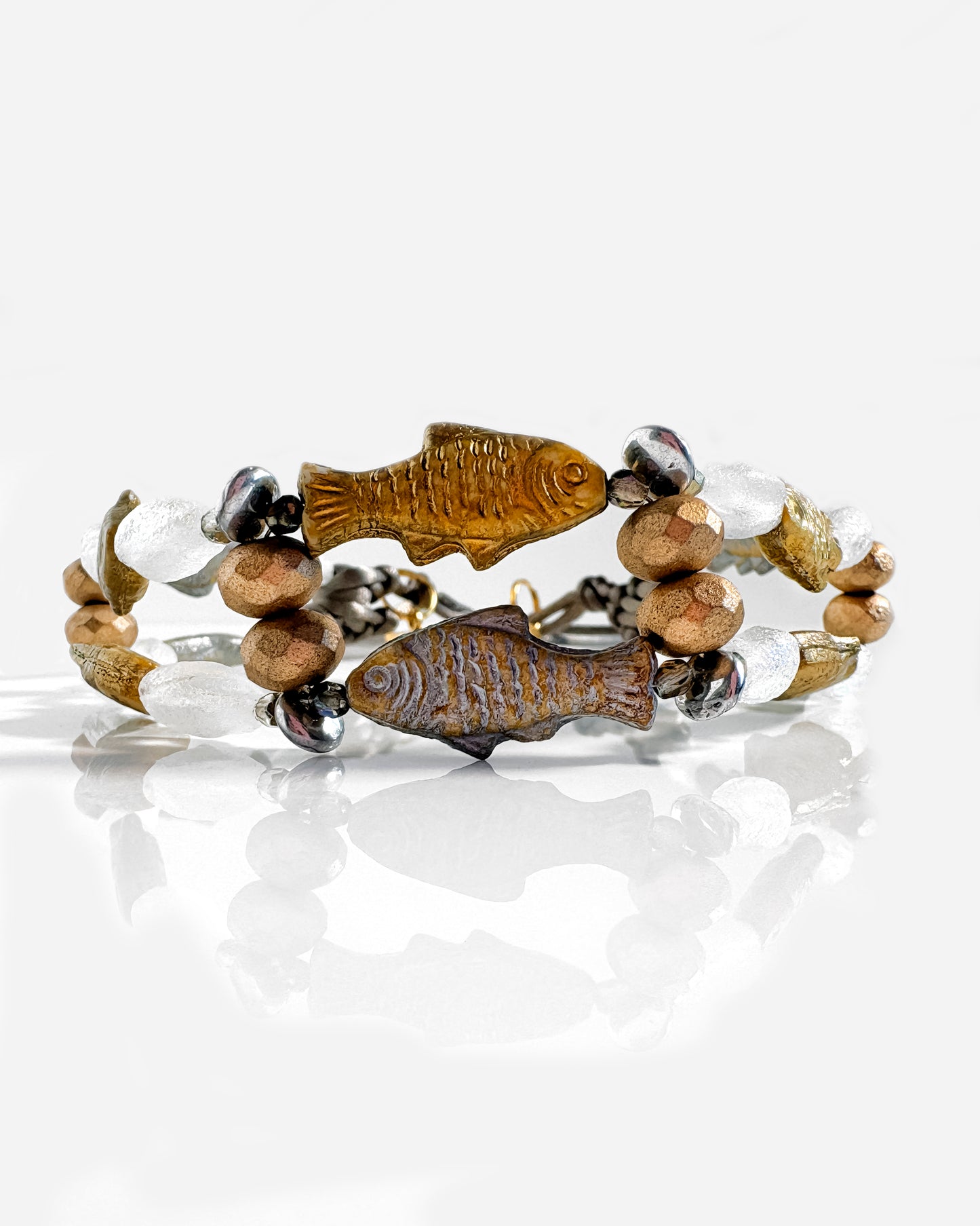 Choker boho con peces dorados y plateados