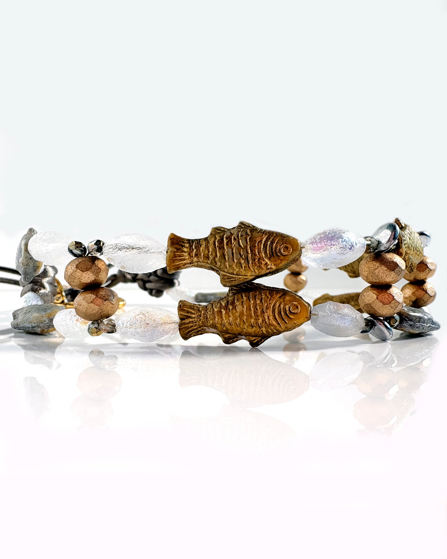 Choker boho con peces dorados y plateados
