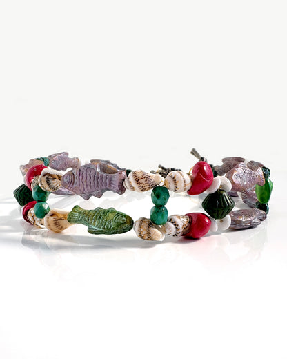 Choker boho con peces verdes y caracolas en tonos rosa y blanco