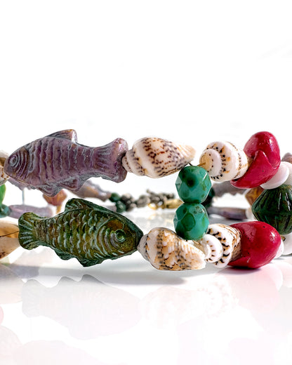 Choker boho con peces verdes y caracolas en tonos rosa y blanco