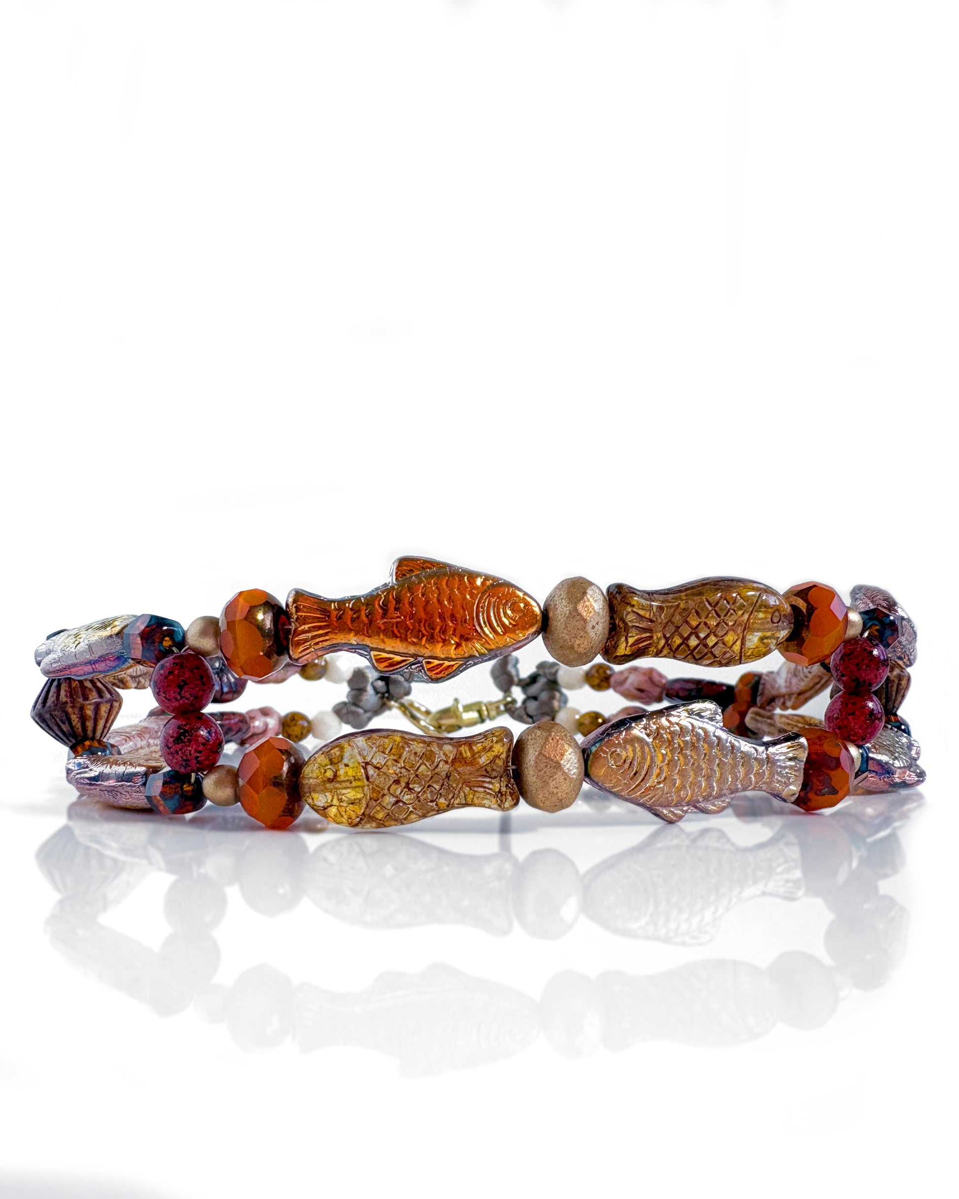 choker boho con cristales en forma de peces naranjas y ocres