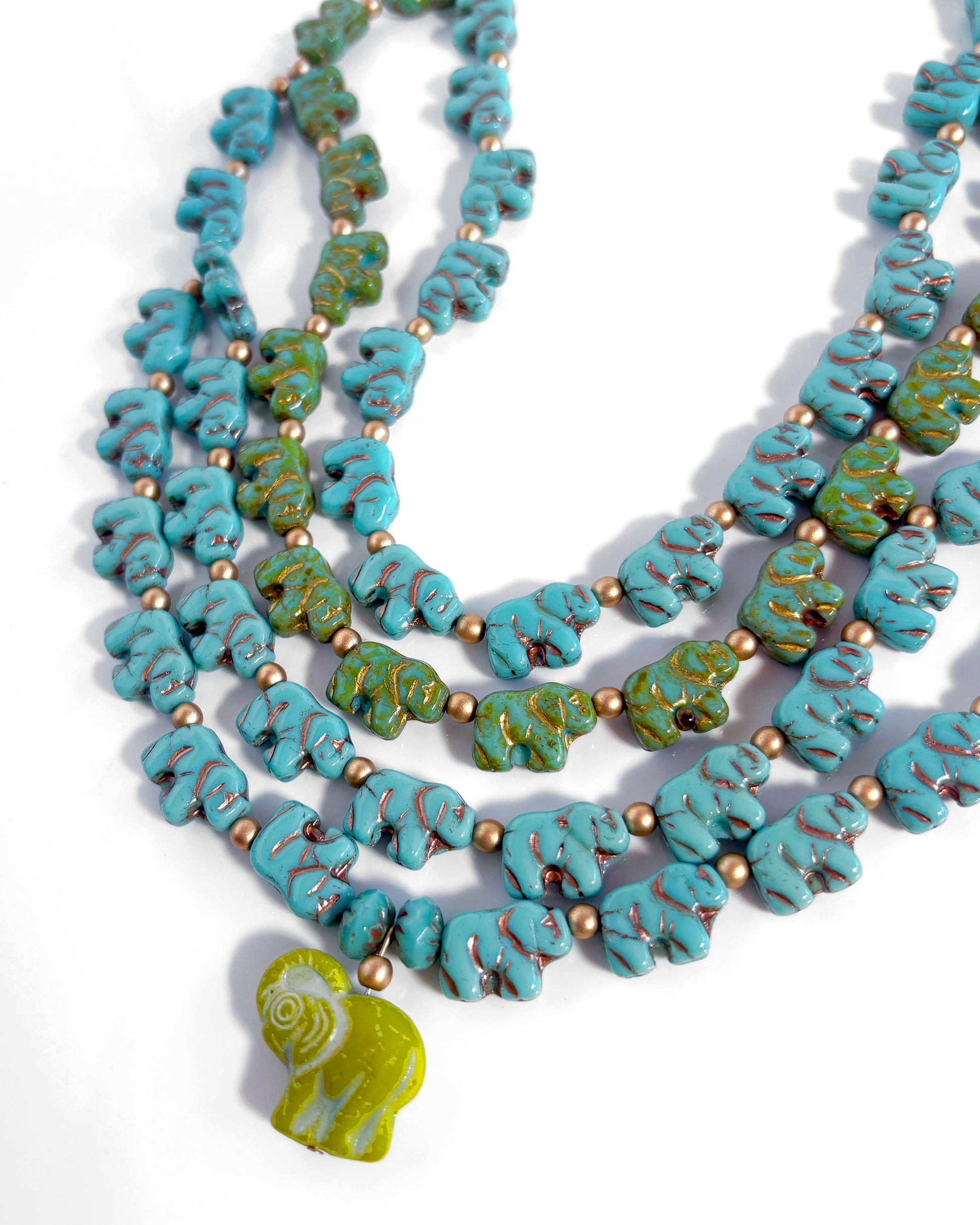 collar boho cascada con elefantes turquesa y elefante central verde