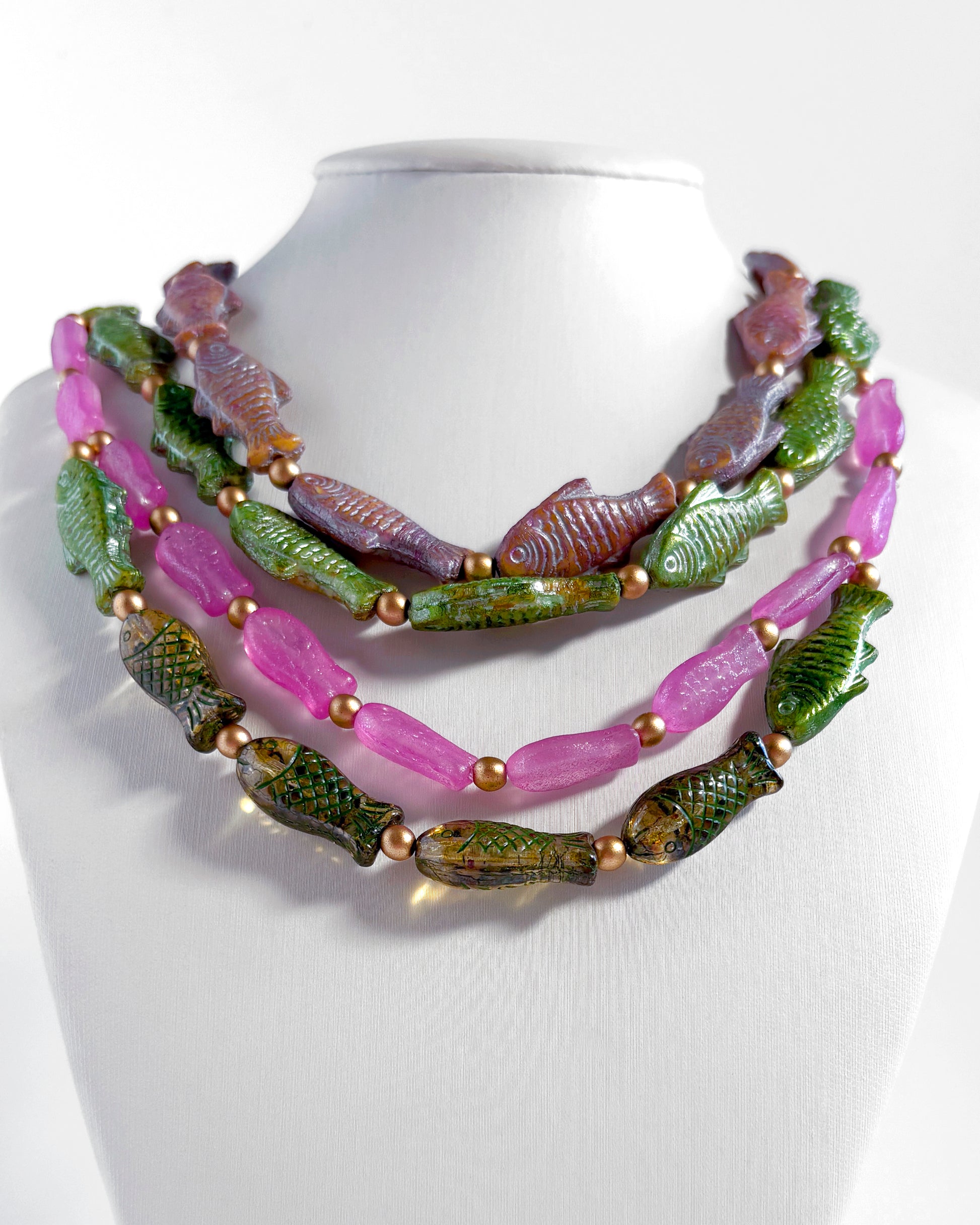 collar boho cascada con peces en tonos fucsia y verde