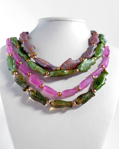 collar boho cascada con peces en tonos fucsia y verde