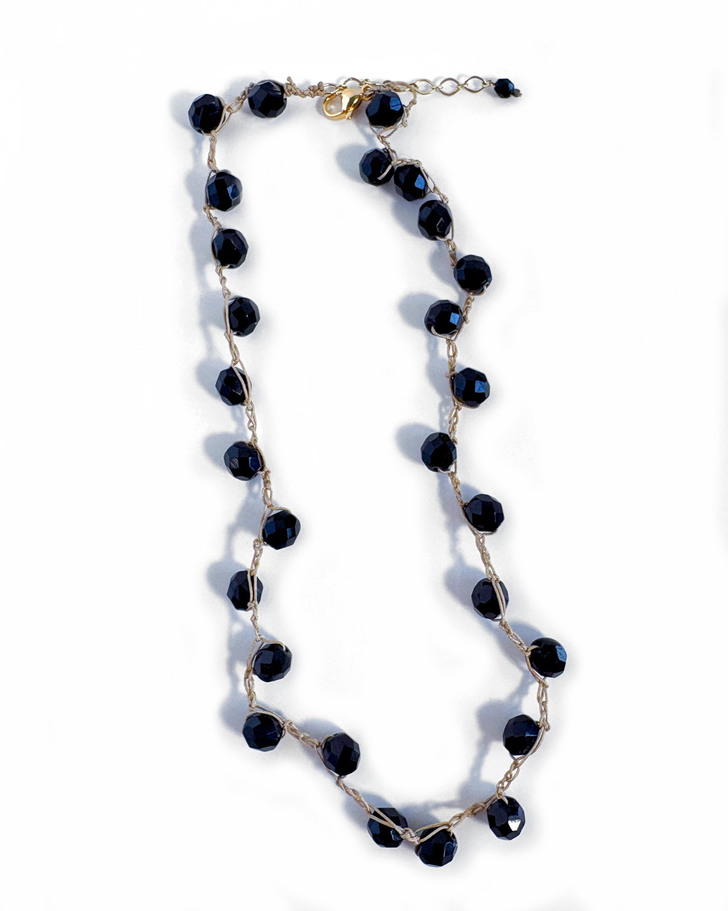 collar boho de cristales negros brillantes tejido en crochet