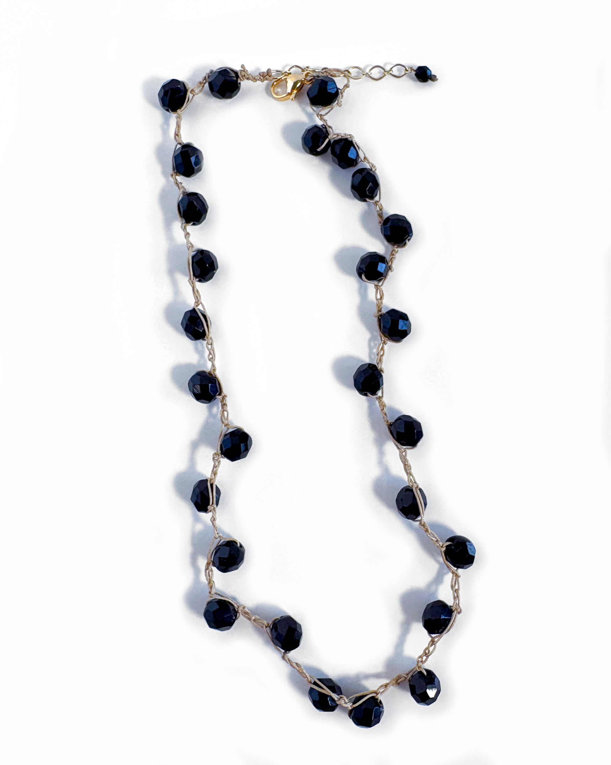collar boho de cristales negros brillantes tejido en crochet