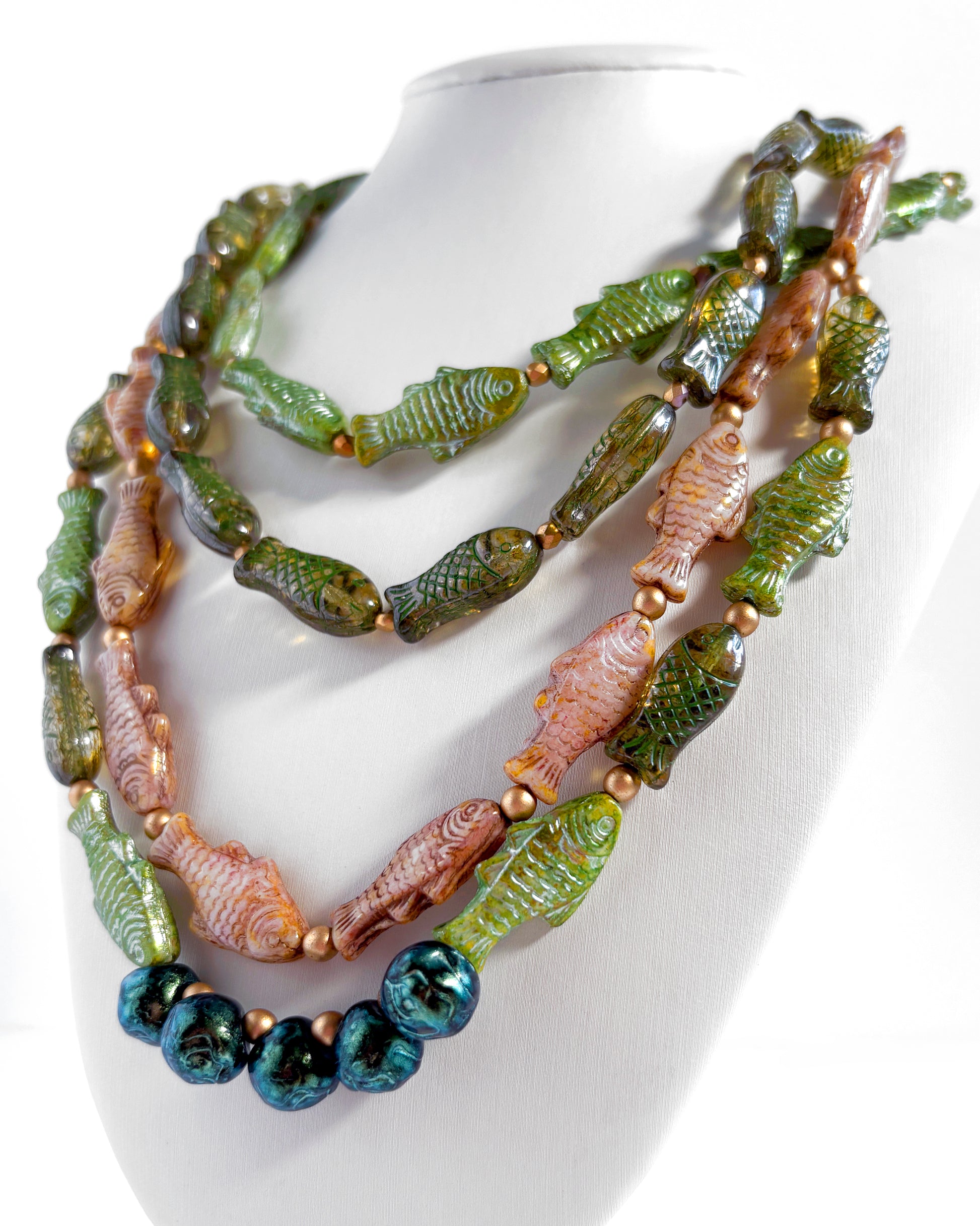collar boho en cascada con cristales en forma de peces verde y beige