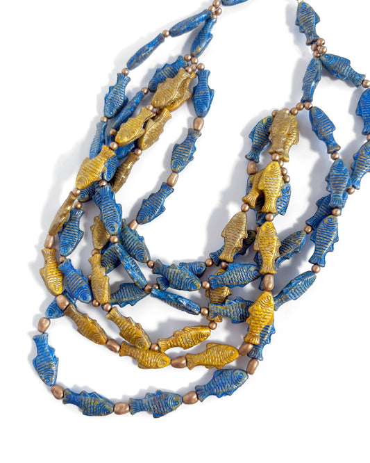 collar boho en cascada con peces de cristal azul y dorado
