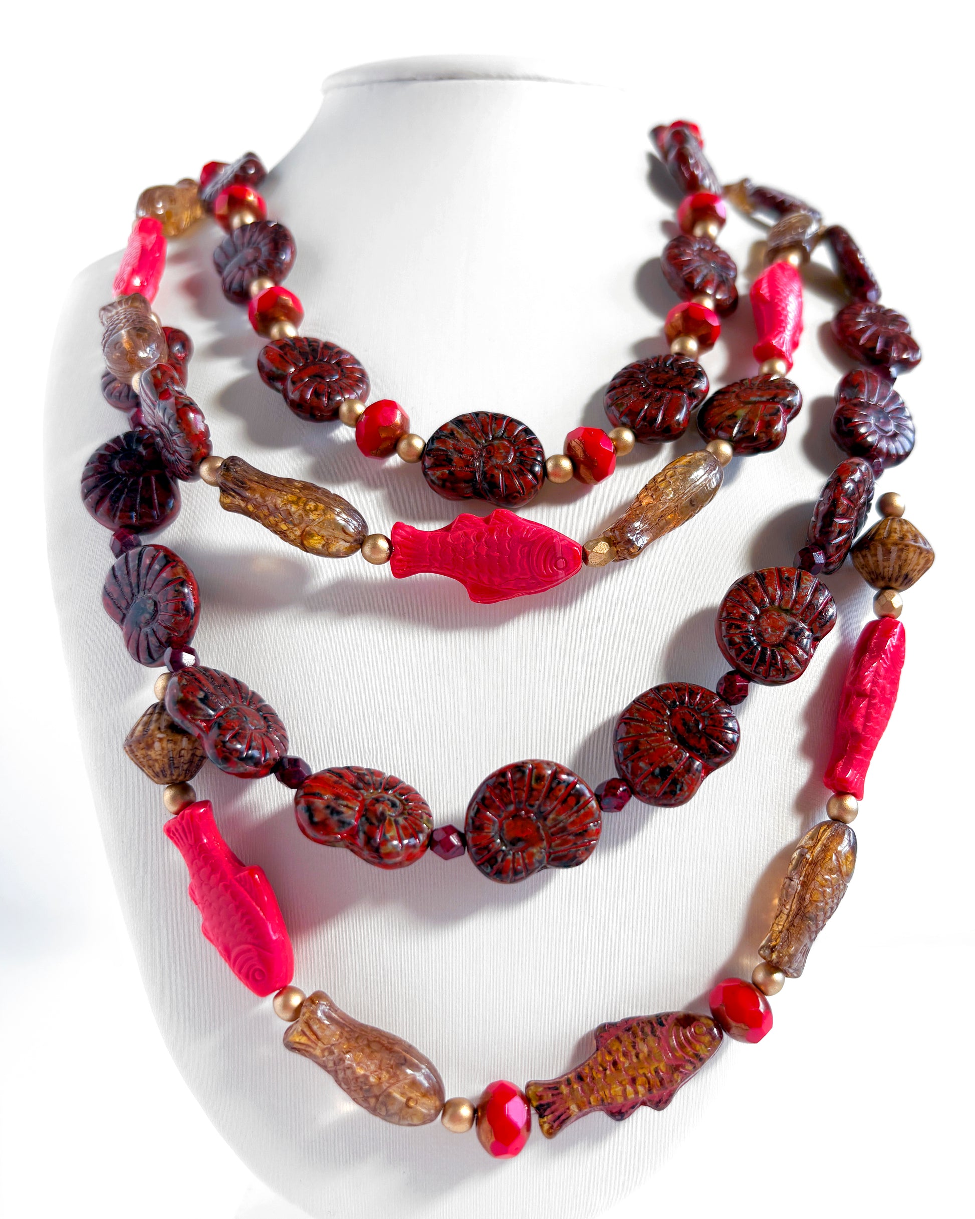 collar boho cascada con peces coral y caracolas marrones
