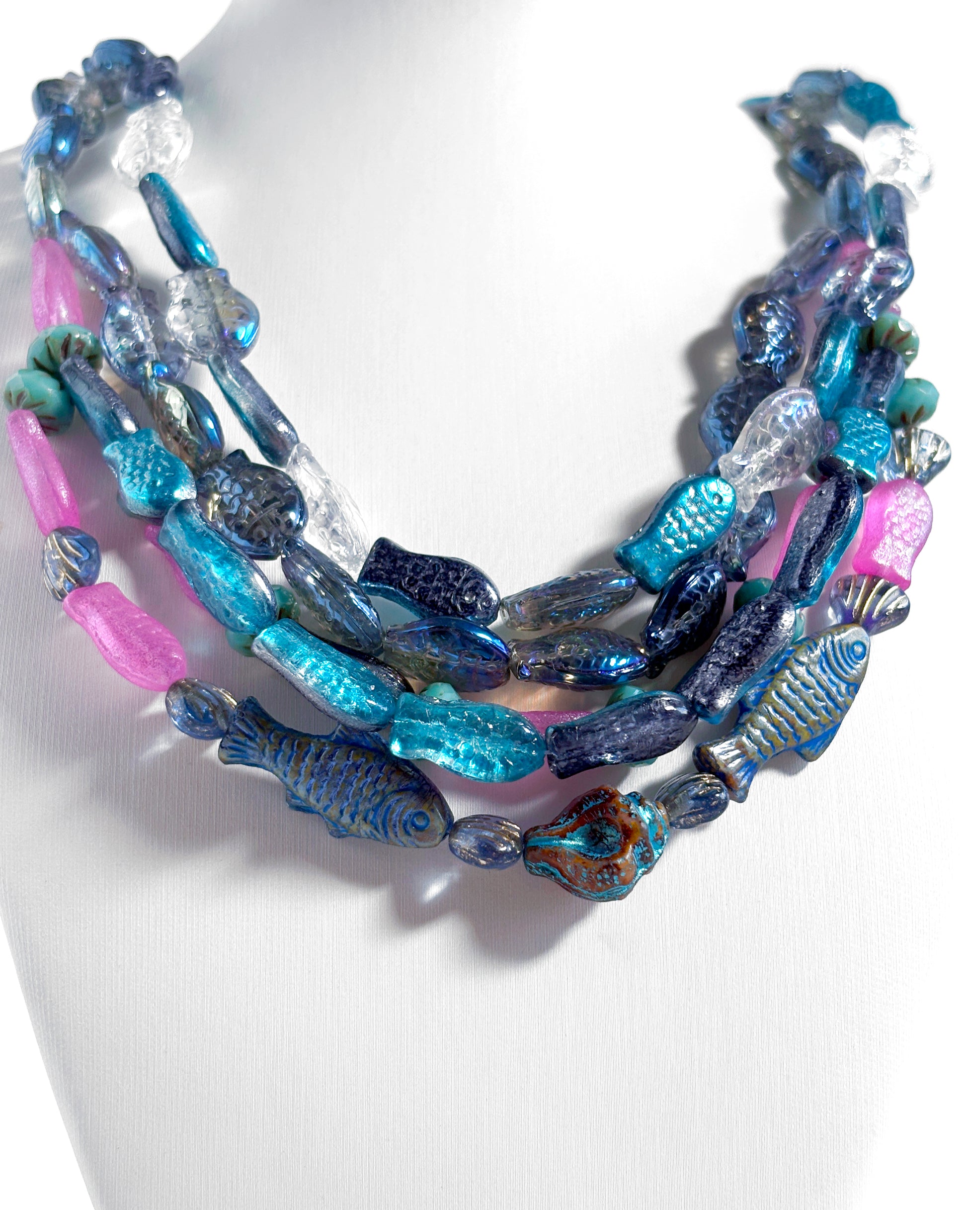 collar boho con peces de cristal azul y fucsia efecto marea