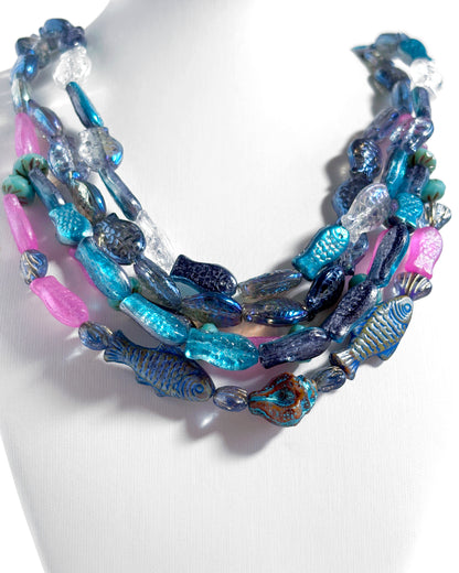 collar boho con peces de cristal azul y fucsia efecto marea