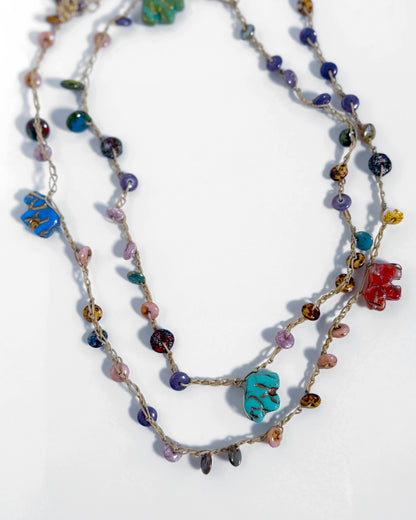 collar largo crochet multicolor con elefantes de cristal