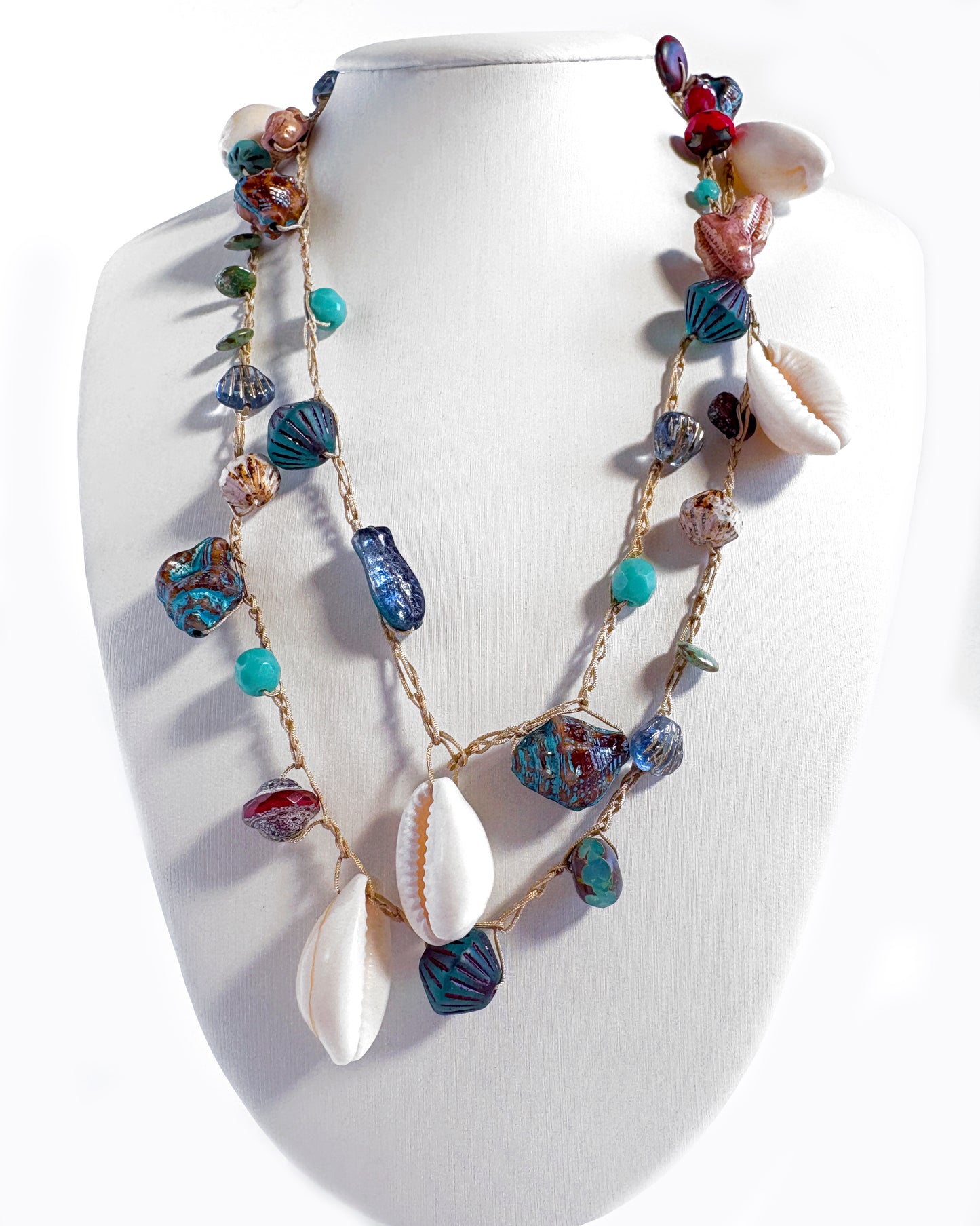 collar largo crochet cristales de bohemia con peces y caracolas